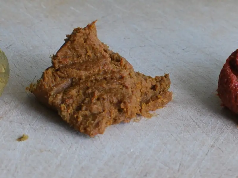 Curry z czerwonej papryki, tofu, brokułów i grzybów