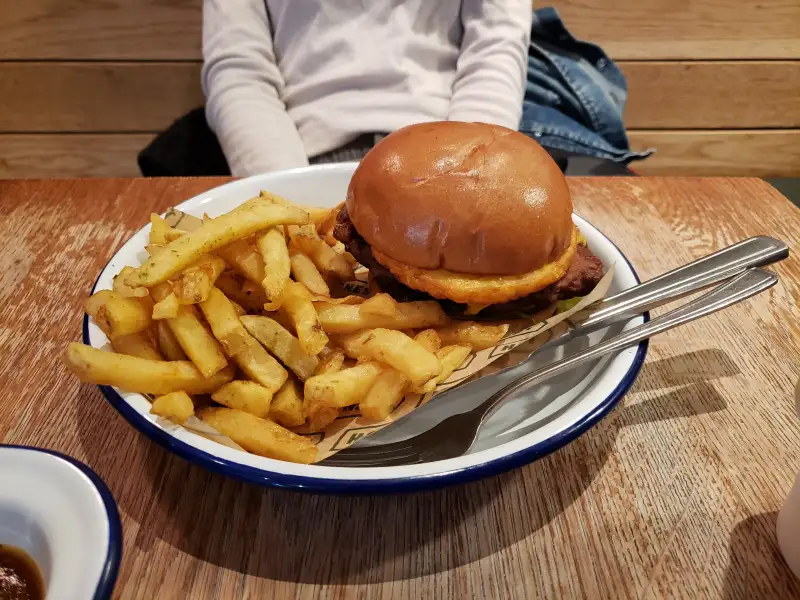 Hamburgery z wołowiny z sosem chipotle