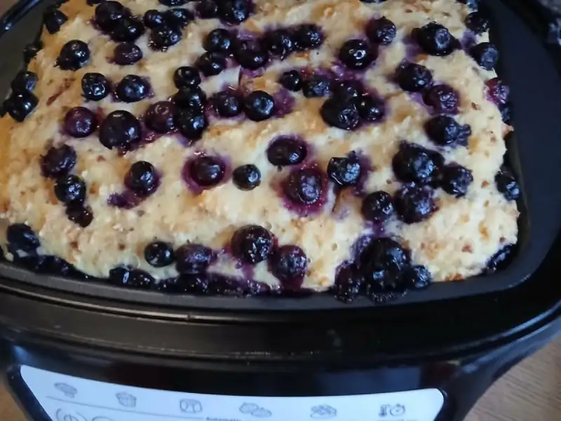 Pudding chlebowy z czerstwego chleba przykryty borówkami w misie Cake Factory